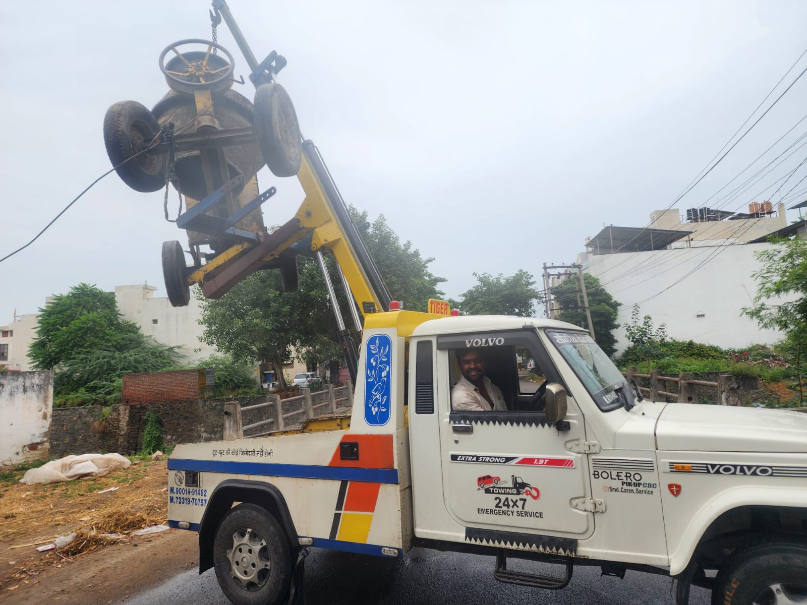 Recovery truck with its crane boom raised